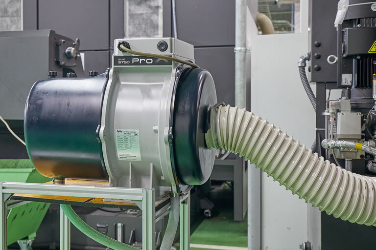 Oil mist collection for machine tools