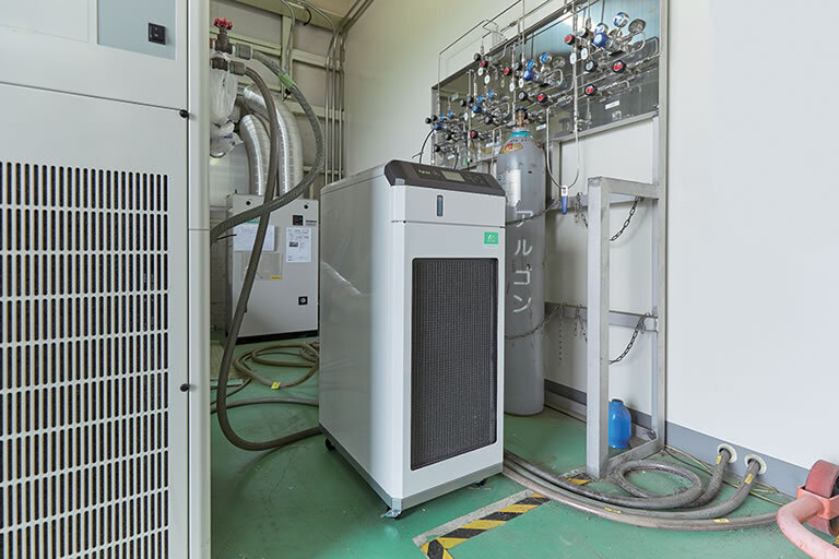 Sputtering equipment cooling water temperature control