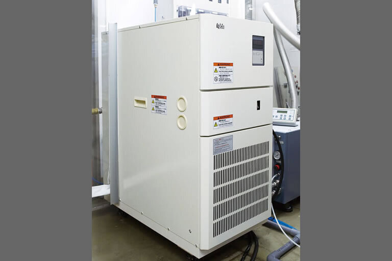 Cooling of vacuum deposition equipment