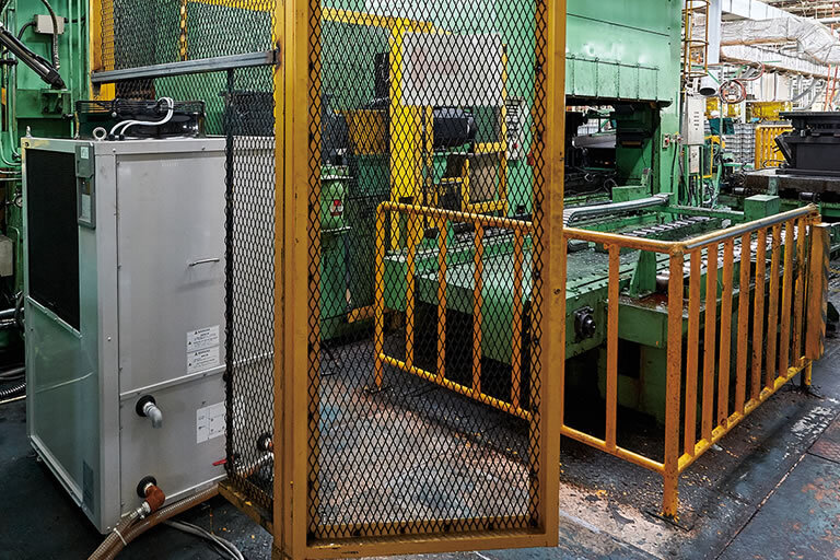 Indirect cooling of oil for hydraulic presses