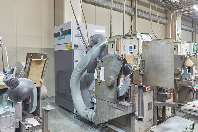 Collecting dust generated when polishing workpieces